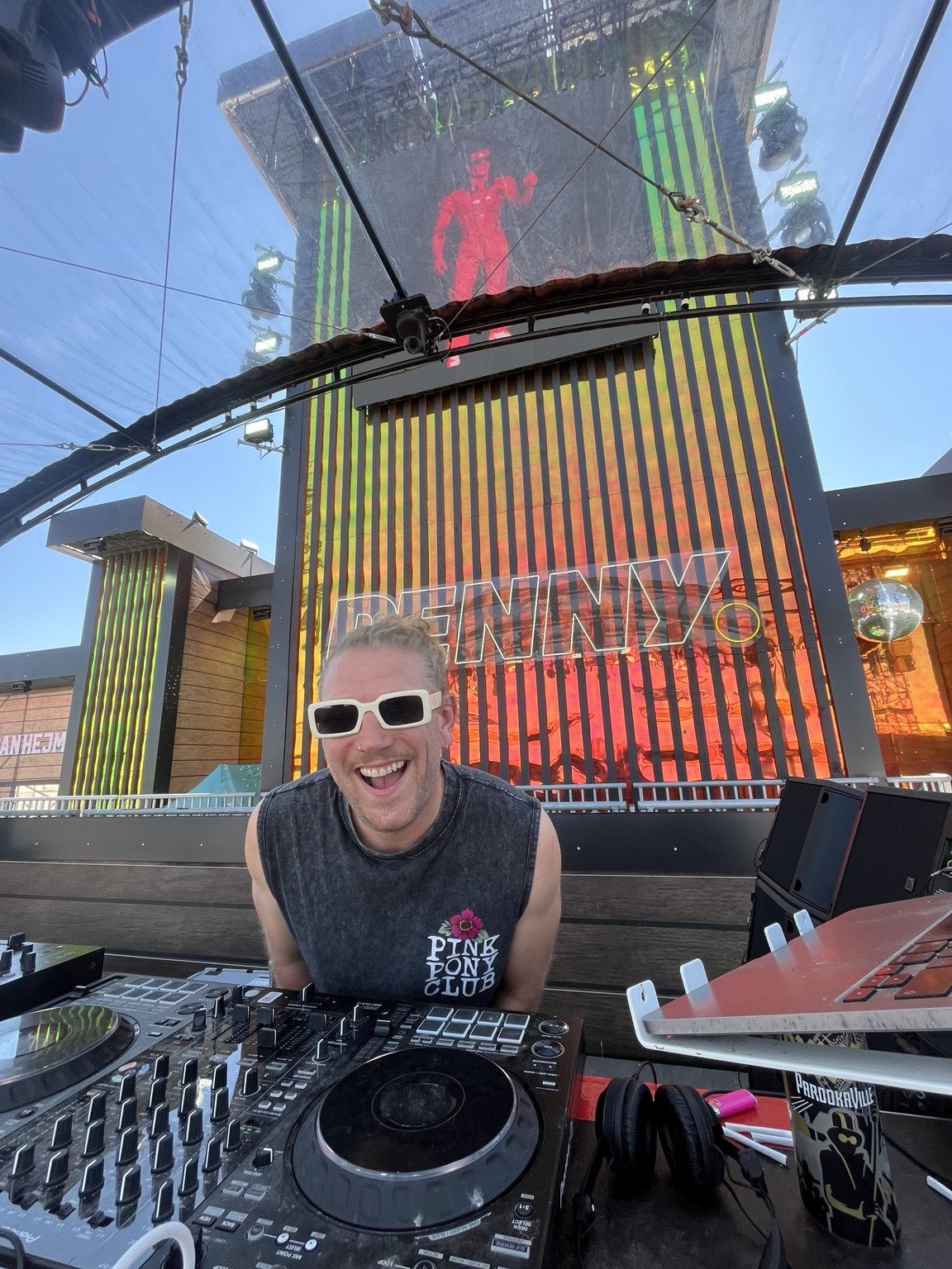 XelaVie hinter dem DJ Pult